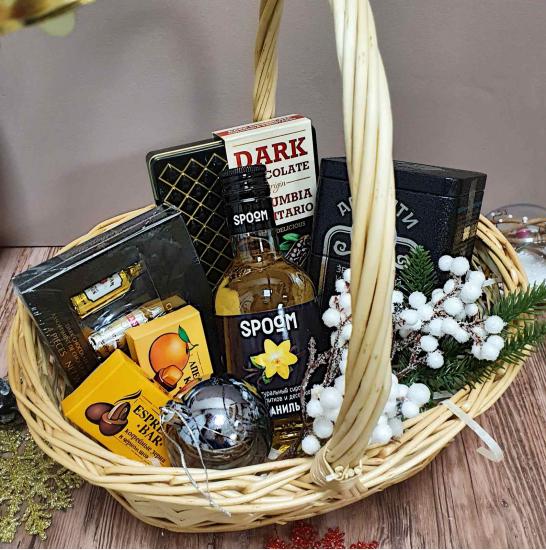 Корзина со сладостями и чаем
