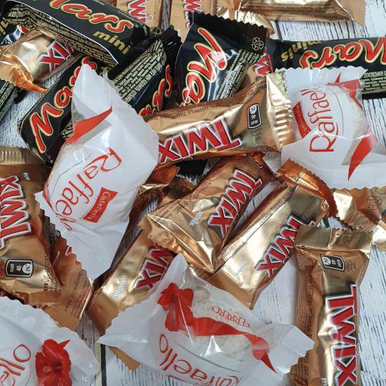 Подарочный набор в корзине со сладостями и мягкой игрушкой