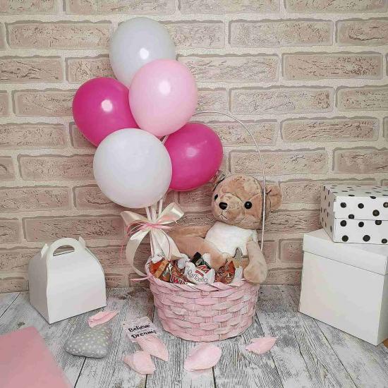 Подарочный набор в корзине со сладостями и мягкой игрушкой