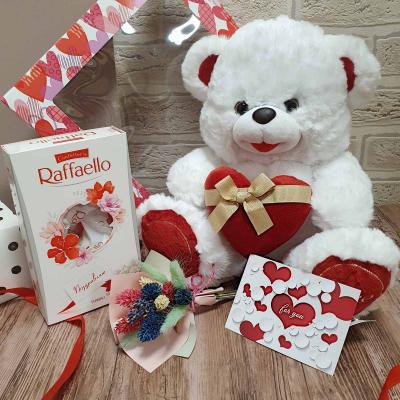 Подарок девушке с мягкой игрушкой