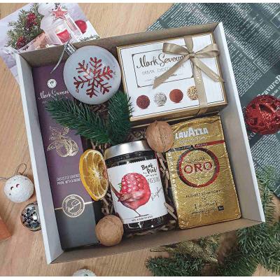 Подарочный набор с кофе, вареньем и шоколадными конфетами