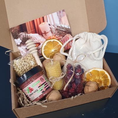 Подарочный набор с чаем, крем-медом и орехами