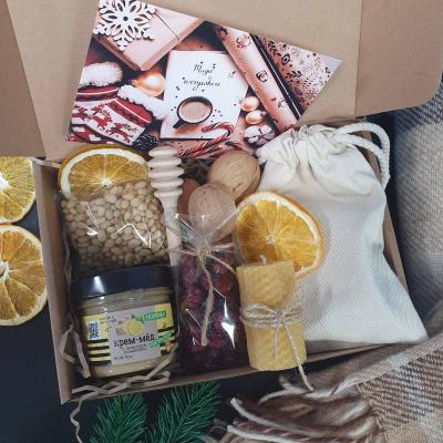 Подарочный набор с чаем, крем-медом и орехами