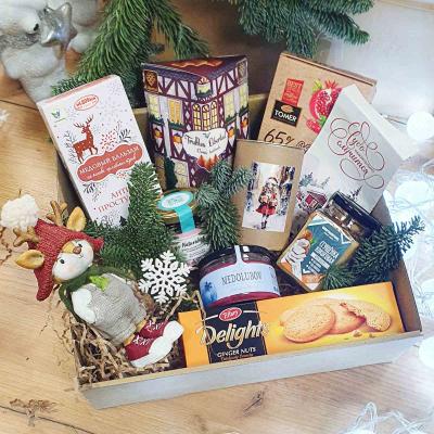 Новогодний бокс с печеньем, сладостями и новогодней фигуркой