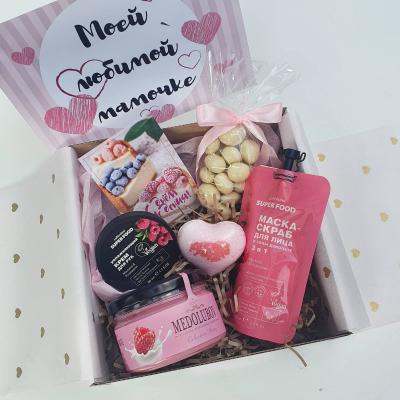 Подарочный набор с косметикой и сладостями