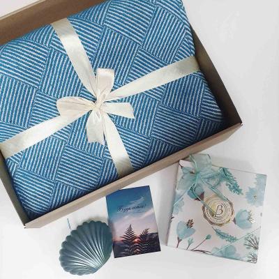 Подарочный набор с пледом и свечой