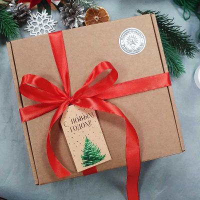 Подарочный набор с новогодними носочками и косметикой для тела