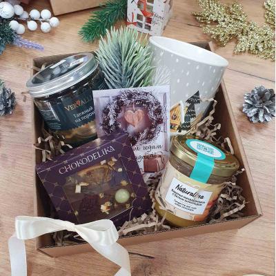 Подарочный набор с новогодней кружкой, чаем и вареньем