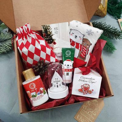 Подарочный набор с новогодними носочками и косметикой для тела