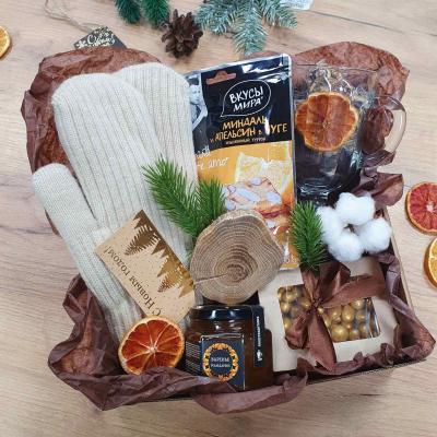 Новогодний подарочный бокс с варежками