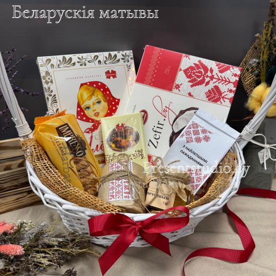 Падарункавы кошык з беларускімі пачастункамі