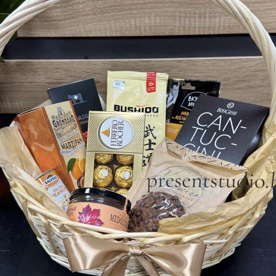 Подарочная корзина с кофе и конфетами
