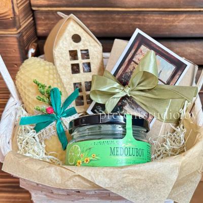 Подарочная корзина с чаем, медом и финиками