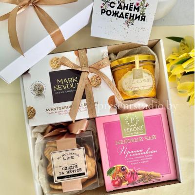 Подарочный набор с медовым чаем и конфетами
