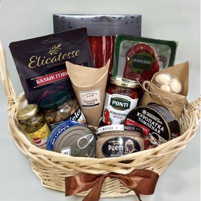 Продуктовая мужская корзина с мясными деликатесами и закусками