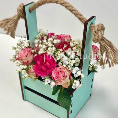 Цветочная композиция в деревянном ящике с гипсофилой, розами и гвоздикой шабо