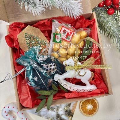 Подарочный набор с чаем и ёлочной игрушкой лошадкой