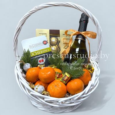 Новогодняя корзина с шампанским и мандаринами