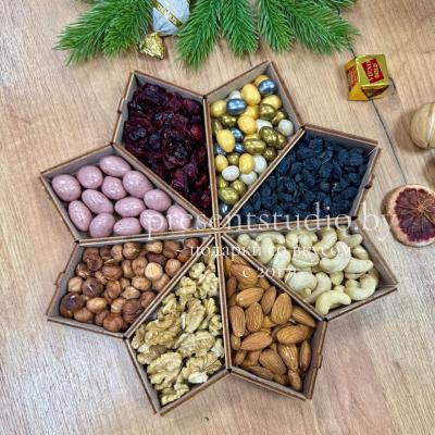 Подарочный набор из 8 видов орехов и сухофруктов