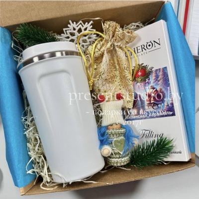 Подарочный набор с термокружкой, шоколадом и открыткой