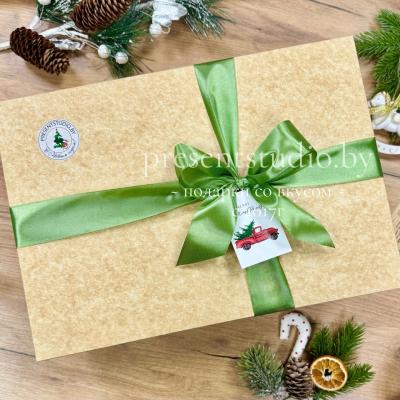 Новогодний бокс с чаем, конфетами и орехами