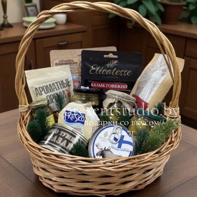 Корзина с колбаской и мясными закусками к столу