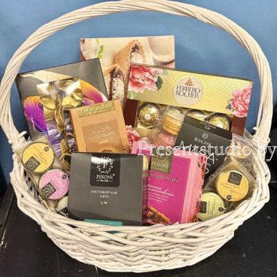 Подарочная корзина с чаем и сладостями