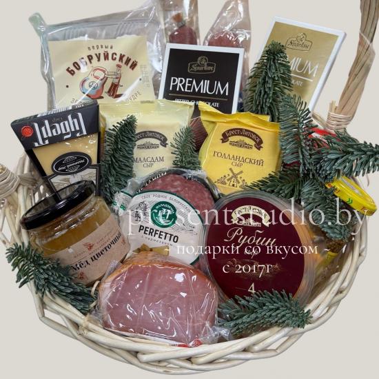 Подарочная корзина с белорусскими колбасами и сырами