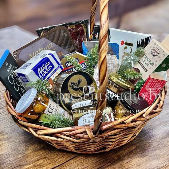 Подарочная продуктовая корзина с икрой и закусками
