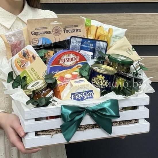 Набор закусок к столу в деревянном ящике: мясная нарезка, сыры, оливки, антипасти